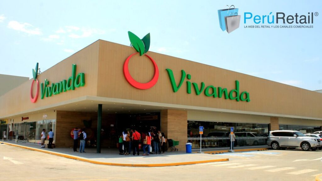 Cómo trabajar en Vivanda (Supermercados Peruanos) Perú 2026 — Requisitos, Sueldos, Beneficios y Cómo Postular La búsqueda de empleo en el sector retail peruano para este 2026 requiere un enfoque estratégico. No se trata solo de encontrar una ocupación, sino de integrarse a una organización que ofrezca estabilidad laboral y una plataforma real para el crecimiento económico personal. En este sentido, Vivanda, como parte de la estructura de Supermercados Peruanos, se posiciona como una opción de alta calidad para quienes valoran un contrato formal, beneficios corporativos robustos y un salario competitivo dentro del mercado. Entrar a una empresa de este calibre permite al trabajador acceder de inmediato al sistema bancario y a servicios financieros que fortalecen su patrimonio a largo plazo. 1. ¿Qué es Vivanda y por qué es atractiva como empleador? Vivanda es la marca premium de la cadena Supermercados Peruanos S.A., la cual pertenece al Grupo Intercorp, uno de los conglomerados con mayor solidez financiera del país. A diferencia de otros formatos masivos, Vivanda se enfoca en una experiencia de compra exclusiva, lo que se traduce en un ambiente laboral más detallista y orientado a la excelencia. Al contar con el respaldo de un holding multinacional, sus miles de empleados gozan de un respaldo corporativo difícil de igualar, asegurando el cumplimiento puntual de los pagos y una infraestructura de soporte profesional que garantiza seguridad a sus familias. 2. Tipos de puestos que ofrece La operatividad de un supermercado de alta gama demanda perfiles técnicos, operativos y profesionales en diversas áreas. Las vacantes suelen distribuirse en: Atención al cliente: Incluye cajeros, anfitriones y personal de perecederos (panadería, carnicería, quesos), donde el servicio al detalle es vital. Administración: Coordinadores de tienda, asistentes administrativos y jefes de sección encargados de la gestión operativa. Logística: Control de inventarios, reposición de mercadería y gestión de cadena de frío. Finanzas: Tesorería de tienda y gestión de activos. Tecnología: Soporte técnico para sistemas de pago, e-commerce y gestión de bases de datos. Seguridad o mantenimiento: Personal de prevención de pérdidas y técnicos en infraestructura. 3. Requisitos obligatorios y deseables Para postular con éxito, es necesario diferenciar entre las condiciones básicas y aquellas habilidades que te harán destacar frente a otros candidatos. Requisitos mínimos: Ser mayor de edad y contar con documento de identidad vigente. Educación secundaria completa (para puestos operativos) o estudios superiores en curso o concluidos (para mandos medios y administrativos). Disponibilidad para horarios rotativos, característicos del sector retail. Habilidades deseables: Experiencia previa en atención al público o ventas. Orientación al servicio y capacidad de comunicación asertiva. Proactividad y disciplina para seguir protocolos de calidad y seguridad alimentaria. 4. Sueldos y condiciones laborales En el ecosistema de Supermercados Peruanos, la remuneración se maneja bajo estrictos criterios de formalidad. El colaborador recibe un salario mensual depositado directamente en su cuenta sueldo, lo que facilita enormemente el acceso a créditos hipotecarios o vehiculares en el futuro. Al estar bajo un contrato efectivo desde el primer día, el trabajador cuenta con todos los beneficios laborales de ley: gratificaciones, CTS, vacaciones pagadas y aportes previsionales. Además, la estabilidad que otorga la empresa permite que el personal pueda planificar sus finanzas con la seguridad de una cobertura médica permanente y el respaldo de un seguro de vida ley, cumpliendo con los estándares de protección más exigentes del mercado. 5. Beneficios adicionales Trabajar en una empresa del Grupo Intercorp abre las puertas a una propuesta de valor que va mucho más allá del pago a fin de mes. Entre los beneficios corporativos más valorados en 2026 se encuentran: Seguro médico o cobertura: Acceso a EsSalud y opciones de EPS para una atención privada. Capacitación: Programas de formación continua a través de plataformas internas y convenios educativos. Sueldo competitivo: Escalas salariales que se ajustan según el nivel de responsabilidad y desempeño. Posibilidad de créditos: Facilidades y convenios con entidades del sistema bancario para préstamos personales. Bonos: Programas de incentivos por metas cumplidas y el pago anual de utilidades. Desarrollo profesional: Líneas de carrera claras que permiten escalar desde puestos operativos hasta posiciones de liderazgo. 6. Errores comunes al postular Un error frecuente es presentar un currículum que no especifica la disponibilidad horaria o que omite logros concretos en puestos anteriores. Asimismo, muchos postulantes fallan al no verificar la veracidad de los enlaces de postulación, cayendo en ofertas de terceros. Otro descuido es no preparar la entrevista conociendo la propuesta de valor de Vivanda; la empresa valora mucho a quienes entienden que el servicio premium es el corazón del negocio. 7. Consejos para destacar en la entrevista Para impresionar a los reclutadores, mantén una actitud profesional y comunicación clara. La disciplina es un valor fundamental en el retail, por lo que llegar a tiempo y demostrar organización en tus ideas es clave. Muestra conocimiento sobre la empresa y explica cómo tu experiencia puede contribuir a mantener los estándares de calidad de la tienda. Una actitud positiva y la disposición para el trabajo en equipo suelen ser determinantes en la selección final. 8. Recomendaciones para postular Se recomienda encarecidamente utilizar únicamente los canales oficiales, como el portal de talento de Supermercados Peruanos o su cuenta verificada en LinkedIn. Evita compartir datos sensibles en redes sociales no profesionales y recuerda que ningún proceso de selección serio en esta compañía solicita pagos previos por exámenes médicos o trámites administrativos. 9. Cierre reflexivo Lograr una vacante en Vivanda representa una oportunidad estratégica para consolidar tu crecimiento profesional y financiero. Contar con un empleo estable y formal es la base para construir una vida económica saludable y acceder a mejores servicios de seguros y crédito. No obstante, recuerda que el trabajo es una herramienta fundamental de progreso, pero tu identidad y valor humano trascienden cualquier cargo laboral que ocupes.