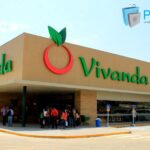 Cómo trabajar en Vivanda (Supermercados Peruanos) Perú 2026 — Requisitos, Sueldos, Beneficios y Cómo Postular La búsqueda de empleo en el sector retail peruano para este 2026 requiere un enfoque estratégico. No se trata solo de encontrar una ocupación, sino de integrarse a una organización que ofrezca estabilidad laboral y una plataforma real para el crecimiento económico personal. En este sentido, Vivanda, como parte de la estructura de Supermercados Peruanos, se posiciona como una opción de alta calidad para quienes valoran un contrato formal, beneficios corporativos robustos y un salario competitivo dentro del mercado. Entrar a una empresa de este calibre permite al trabajador acceder de inmediato al sistema bancario y a servicios financieros que fortalecen su patrimonio a largo plazo. 1. ¿Qué es Vivanda y por qué es atractiva como empleador? Vivanda es la marca premium de la cadena Supermercados Peruanos S.A., la cual pertenece al Grupo Intercorp, uno de los conglomerados con mayor solidez financiera del país. A diferencia de otros formatos masivos, Vivanda se enfoca en una experiencia de compra exclusiva, lo que se traduce en un ambiente laboral más detallista y orientado a la excelencia. Al contar con el respaldo de un holding multinacional, sus miles de empleados gozan de un respaldo corporativo difícil de igualar, asegurando el cumplimiento puntual de los pagos y una infraestructura de soporte profesional que garantiza seguridad a sus familias. 2. Tipos de puestos que ofrece La operatividad de un supermercado de alta gama demanda perfiles técnicos, operativos y profesionales en diversas áreas. Las vacantes suelen distribuirse en: Atención al cliente: Incluye cajeros, anfitriones y personal de perecederos (panadería, carnicería, quesos), donde el servicio al detalle es vital. Administración: Coordinadores de tienda, asistentes administrativos y jefes de sección encargados de la gestión operativa. Logística: Control de inventarios, reposición de mercadería y gestión de cadena de frío. Finanzas: Tesorería de tienda y gestión de activos. Tecnología: Soporte técnico para sistemas de pago, e-commerce y gestión de bases de datos. Seguridad o mantenimiento: Personal de prevención de pérdidas y técnicos en infraestructura. 3. Requisitos obligatorios y deseables Para postular con éxito, es necesario diferenciar entre las condiciones básicas y aquellas habilidades que te harán destacar frente a otros candidatos. Requisitos mínimos: Ser mayor de edad y contar con documento de identidad vigente. Educación secundaria completa (para puestos operativos) o estudios superiores en curso o concluidos (para mandos medios y administrativos). Disponibilidad para horarios rotativos, característicos del sector retail. Habilidades deseables: Experiencia previa en atención al público o ventas. Orientación al servicio y capacidad de comunicación asertiva. Proactividad y disciplina para seguir protocolos de calidad y seguridad alimentaria. 4. Sueldos y condiciones laborales En el ecosistema de Supermercados Peruanos, la remuneración se maneja bajo estrictos criterios de formalidad. El colaborador recibe un salario mensual depositado directamente en su cuenta sueldo, lo que facilita enormemente el acceso a créditos hipotecarios o vehiculares en el futuro. Al estar bajo un contrato efectivo desde el primer día, el trabajador cuenta con todos los beneficios laborales de ley: gratificaciones, CTS, vacaciones pagadas y aportes previsionales. Además, la estabilidad que otorga la empresa permite que el personal pueda planificar sus finanzas con la seguridad de una cobertura médica permanente y el respaldo de un seguro de vida ley, cumpliendo con los estándares de protección más exigentes del mercado. 5. Beneficios adicionales Trabajar en una empresa del Grupo Intercorp abre las puertas a una propuesta de valor que va mucho más allá del pago a fin de mes. Entre los beneficios corporativos más valorados en 2026 se encuentran: Seguro médico o cobertura: Acceso a EsSalud y opciones de EPS para una atención privada. Capacitación: Programas de formación continua a través de plataformas internas y convenios educativos. Sueldo competitivo: Escalas salariales que se ajustan según el nivel de responsabilidad y desempeño. Posibilidad de créditos: Facilidades y convenios con entidades del sistema bancario para préstamos personales. Bonos: Programas de incentivos por metas cumplidas y el pago anual de utilidades. Desarrollo profesional: Líneas de carrera claras que permiten escalar desde puestos operativos hasta posiciones de liderazgo. 6. Errores comunes al postular Un error frecuente es presentar un currículum que no especifica la disponibilidad horaria o que omite logros concretos en puestos anteriores. Asimismo, muchos postulantes fallan al no verificar la veracidad de los enlaces de postulación, cayendo en ofertas de terceros. Otro descuido es no preparar la entrevista conociendo la propuesta de valor de Vivanda; la empresa valora mucho a quienes entienden que el servicio premium es el corazón del negocio. 7. Consejos para destacar en la entrevista Para impresionar a los reclutadores, mantén una actitud profesional y comunicación clara. La disciplina es un valor fundamental en el retail, por lo que llegar a tiempo y demostrar organización en tus ideas es clave. Muestra conocimiento sobre la empresa y explica cómo tu experiencia puede contribuir a mantener los estándares de calidad de la tienda. Una actitud positiva y la disposición para el trabajo en equipo suelen ser determinantes en la selección final. 8. Recomendaciones para postular Se recomienda encarecidamente utilizar únicamente los canales oficiales, como el portal de talento de Supermercados Peruanos o su cuenta verificada en LinkedIn. Evita compartir datos sensibles en redes sociales no profesionales y recuerda que ningún proceso de selección serio en esta compañía solicita pagos previos por exámenes médicos o trámites administrativos. 9. Cierre reflexivo Lograr una vacante en Vivanda representa una oportunidad estratégica para consolidar tu crecimiento profesional y financiero. Contar con un empleo estable y formal es la base para construir una vida económica saludable y acceder a mejores servicios de seguros y crédito. No obstante, recuerda que el trabajo es una herramienta fundamental de progreso, pero tu identidad y valor humano trascienden cualquier cargo laboral que ocupes.